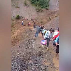 Çin’de, okul çocukları toprak kaymasından kıl payı kurtuldu