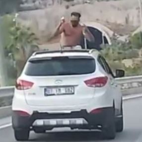 Antalya’da, aracın üzerinde yolculuk yapan şahıs kamerada