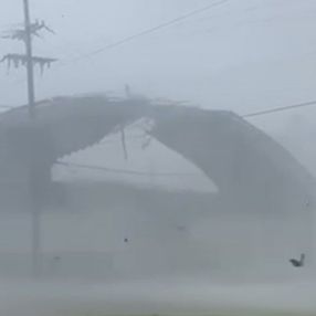 Louisiana'da Ida kasırgası çatıları uçurdu