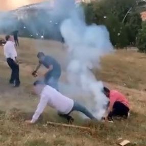 Sultangazi'deki düğünde patlatılan havai fişekler, davetlilere geldi
