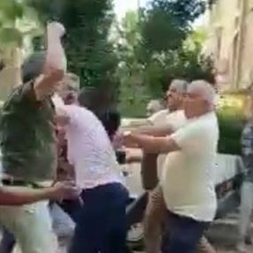 Antalya’da, site bahçesinde yumruk yumruğa kavga
