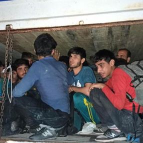 Van’da, kamyonun özel bölmesinde 78 kaçak Afgan göçmen yakalandı