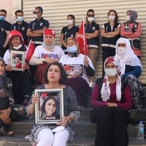 Diyarbakır'daki annelere, Almanya'da nöbet tutan anneden destek ziyareti