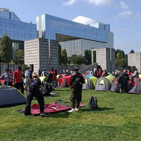 Göçmenler, Paris'te çadır kurdu