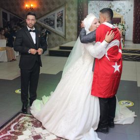 Erzurum’da, asker kardeş ablasının düğününe gelerek sürpriz yaptı