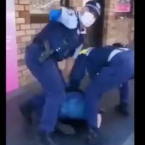Avustralya'da aşı karşıtı protesto yapan kadına polis müdahalesi