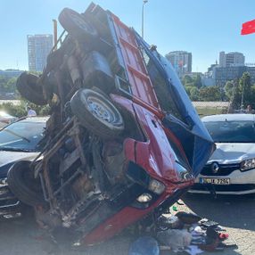İstanbul'da kamyonet 2 otomobilin üstüne devrildi