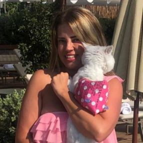 Esra Sönmezer, kedisiyle tatilde