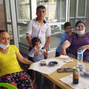 İzmir'de rakıyı su sanıp kazazedelerin başına döktü