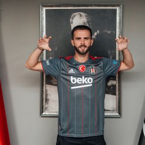 Miralem Pjanic formayı giydi