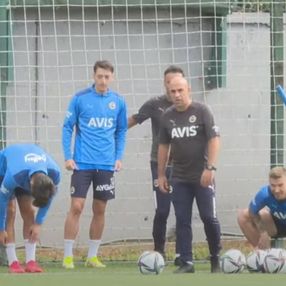 Mesut Özil ve Vitor Pereira idmanda bir arada