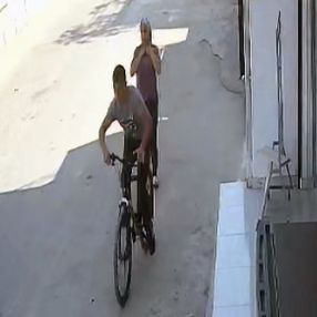 Adana’da, kadının boynundaki kolyeyi çekerek çalan kapkaççı kamerada