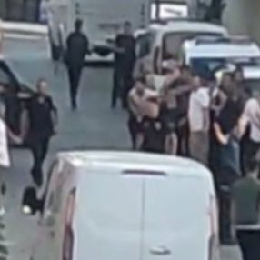 Arnavutköy'de silahlı saldırı sonrası mahalle kavgası kamerada