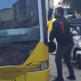 Esenyurt’ta, İETT otobüsü ile çarpışan motokurye etrafa saldırdı