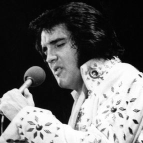 Elvis Presley'in tulumu ve pelerini açık artırmaya çıkarıldı