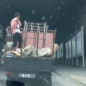 Kadıköy'de açık kamyonet kasasındaki yolcu, el hareketi çekti