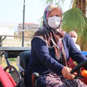 Manavgat'taki 16 aileye yeni traktör verildi