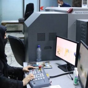 Kabil'de havalimanında çalışan kadınlar, işlerine geri döndü