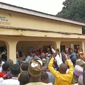 Kamerun'da Müslümanlara haç kolyesi takın baskısı