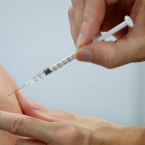 Fransa'da 3 bin sağlıkçı işten uzaklaştırıldı