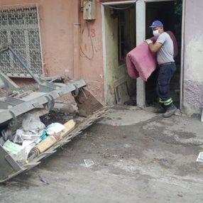 Adana’da, evden 9 kamyon çöp çıktı