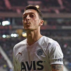 Mesut Özil'den Frankfurt taraftarlarına öpücük