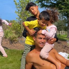 Ronaldo 6 milyon poundluk malikanesinden taşınıyor