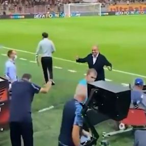 Sarri, Terim'in önünde eğildi