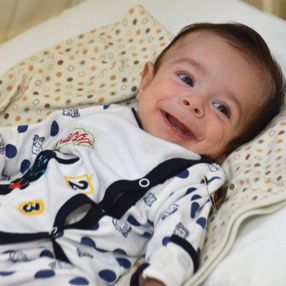 Adana’da, kalbi dışarıda doğan ‘mucize bebek’ yaşama tutundu