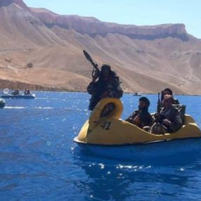 Taliban üyeleri kuğulu deniz bisikletinde görüntülendi