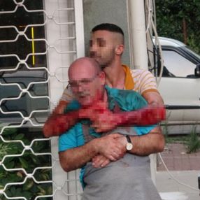Antalya'da garson ustasını rehin aldı
