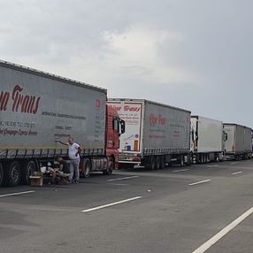 Göçmenler tır kuyruklarını hedef alıyor