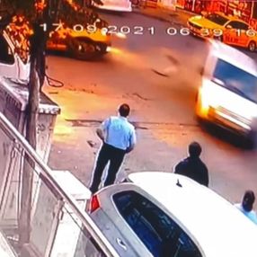 Maltepe'de, hızla gelen araç otobüs bekleyen öğrenciyi havaya savurdu