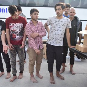 Yunanistan, para ve kıyafetlerini aldığı göçmenleri borularla dövüp, Türkiye'ye itti