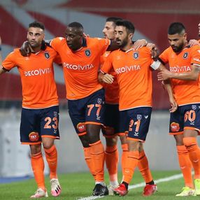 Başakşehir, Fenerbahçe'yi iki golle geçti