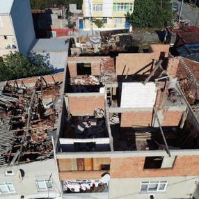 İstanbul'da çıkan fırtına, Sultangazi'deki evlerin çatısını uçurdu