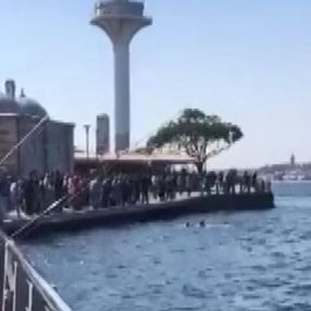 Üsküdar'da kadının boğulduğunu gören genç, denize atladı