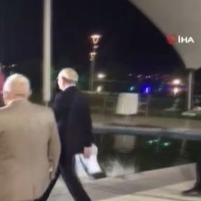 Kılıçdaroğlu’nu takip eden kameraman havuza düştü