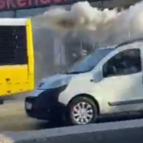 İstanbul'da arızalanan İETT, dumanlar çıkararak yoluna devam etti