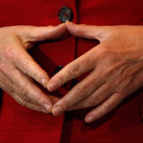 Angela Merkel'in kendine özgü el birleştirme hareketi