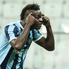 Balotelli'nin yaptığı hareket dünya basınında manşet oldu