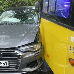 Sarıyer’de İETT otobüsü önce 2 otomobile sonra bariyerlere çarptı