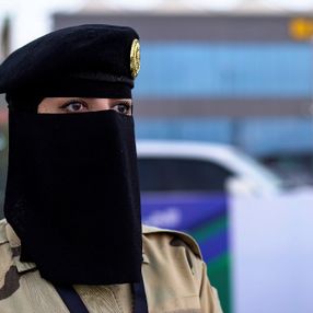 Suudi Arabistan'da kadın askerler geçit törenine katıldı