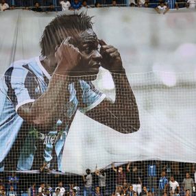 Adana Demirspor tribünlerinden Balotelli'ye pankartlı destek