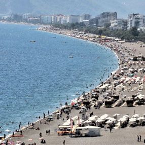 Antalya'da bitmeyen yaz