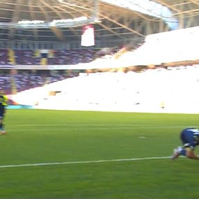 Hatayspor-Fenerbahçe maçında tartışmalı penaltı pozisyonu