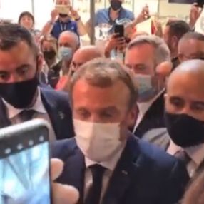 Emmanuel Macron'a yumurtalı saldırı