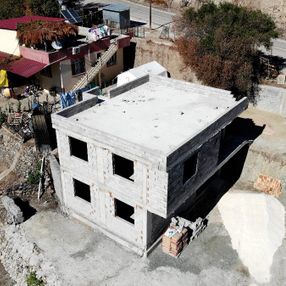 Osmaniye'de afetzedeler yeni evlerine kavuşmayı iple çekiyor