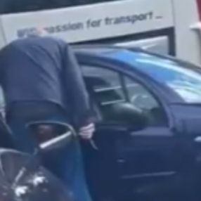 İngiltere'deki benzin sıralarında bıçaklar çekildi