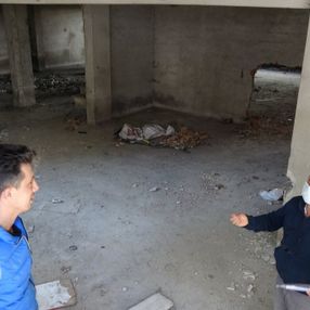 Sultangazi’de, 150 kişinin yaşadığı binanın kolonlarını keserken yakalandılar